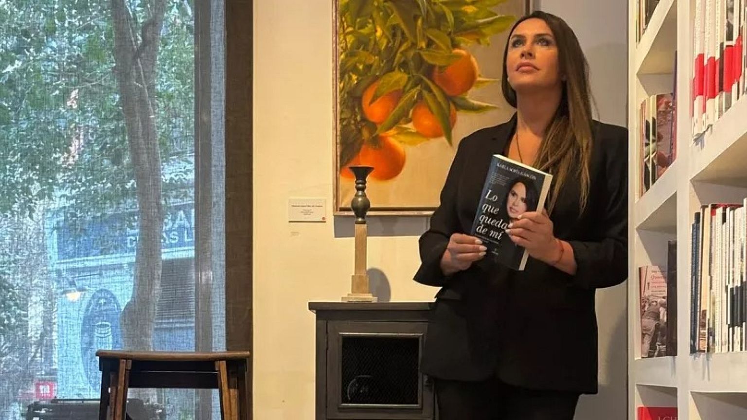 Karla Sofía Gascón con su nuevo libro.