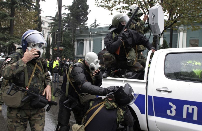 Egy LRAD bevetésen a kormányellenes tüntetéseken Tbilisziben, 2007 novemberében