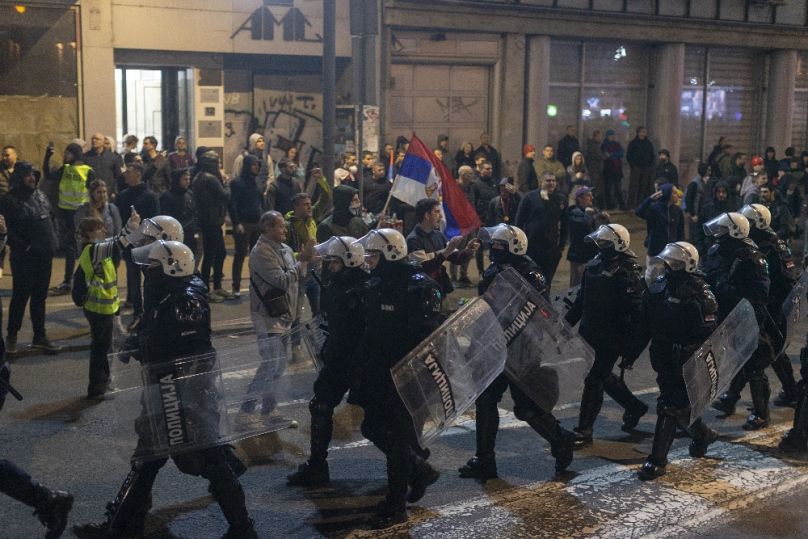 Rohamrendőrök a tiltakozás alatt Belgrádban, 2025. március 15-én