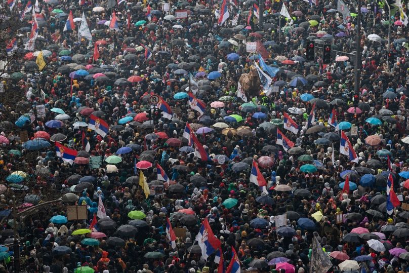 A blokád részvevői a szerb parlament előtt, 2025. március 15-én
