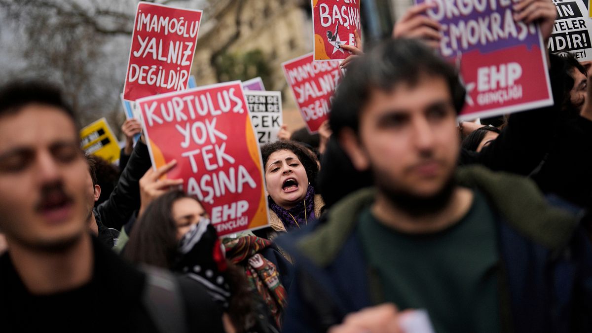 Des centaines d'étudiants à Istanbul protestent contre l'arrestation d'İmamoğlu