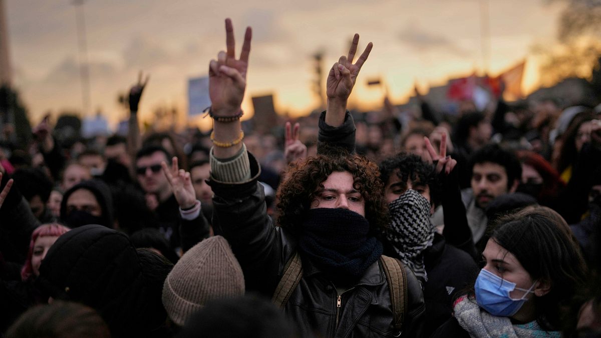 Χιλιάδες άνθρωποι διαδηλώνουν στην Κωνσταντινούπολη διαμαρτυρόμενοι για τη σύλληψη Ιμάμογλου