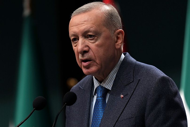 Presidente turco Recep Tayyip Erdoğan durante uma conferência de imprensa conjunta com o presidente interino da Síria após conversações em Ancara, 4 de fevereiro de 2025.