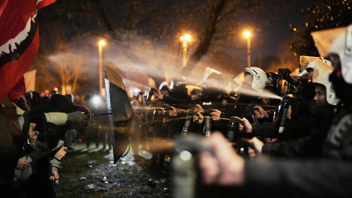Könnygázzal és gumilövedékekkel oszlatta fel a török rendőrség az ellenzéki tüntetéseket