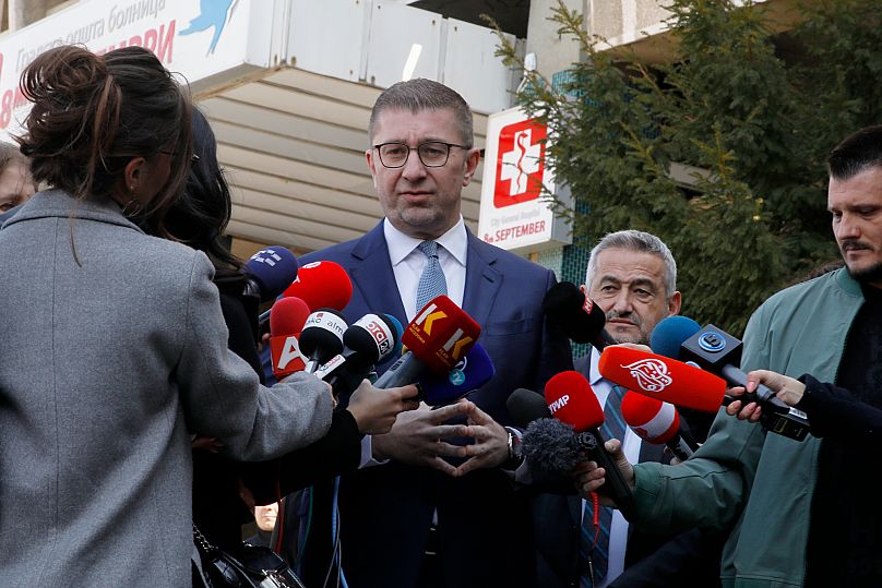 Hristijan Mickoski észak-macedón miniszterelnök nyilatkozik a sajtónak