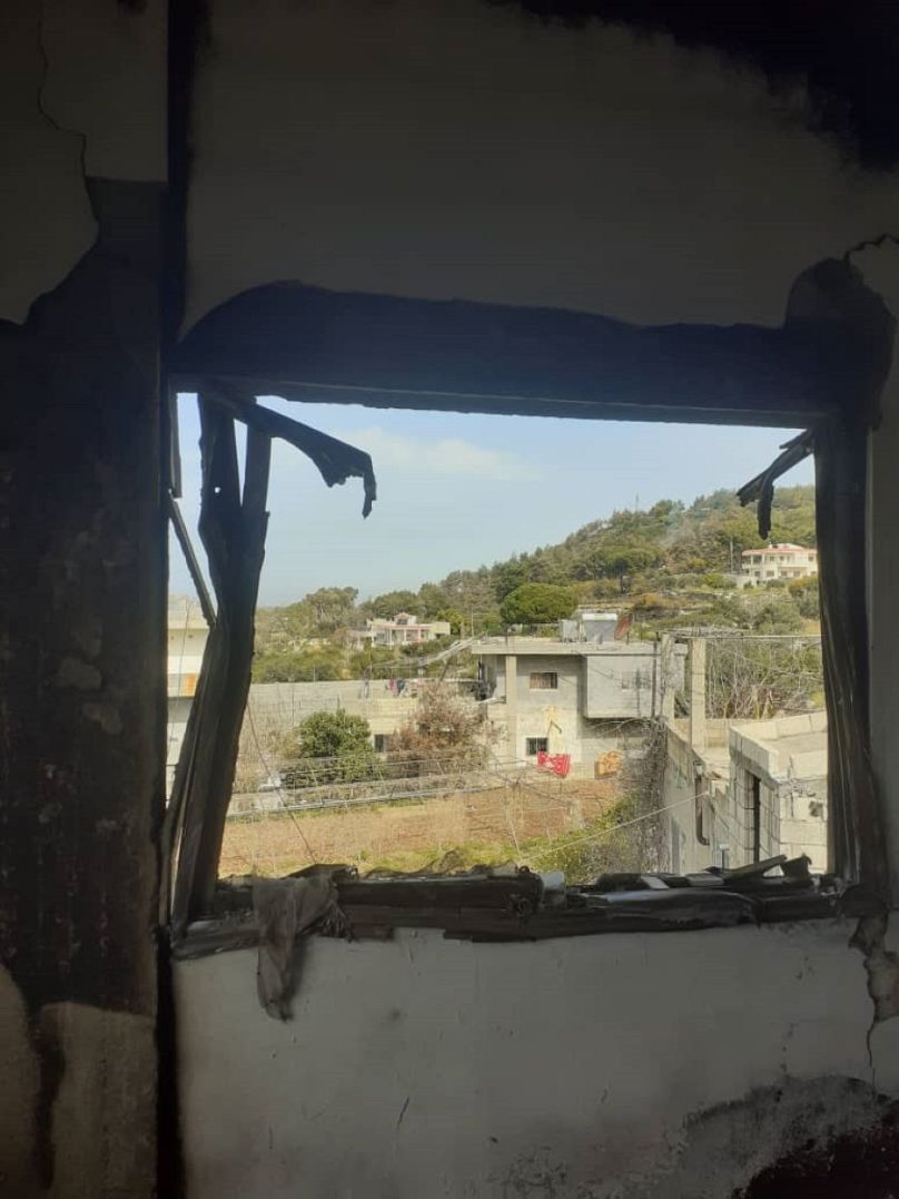 Una ventana de una casa alauita quemada en el pueblo de Harisoun, en la campiña de Baniyas.