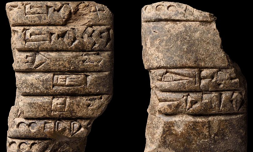 Le tavolette contengono simboli cuneiformi, un antico sistema di scrittura