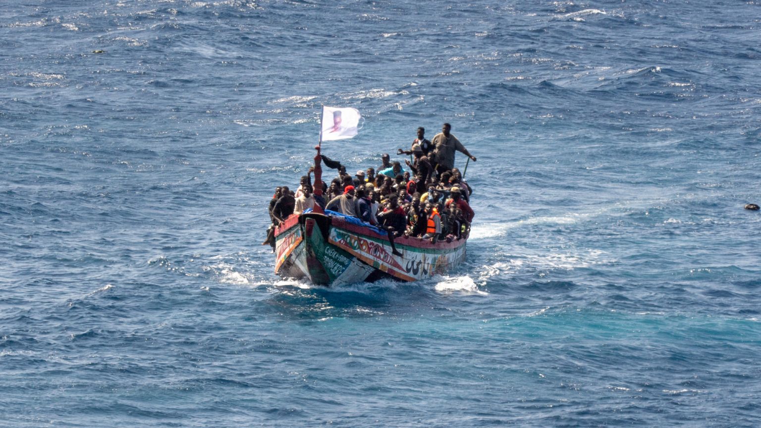 Migranti affollano una barca di legno mentre si dirigono verso il porto di La Restinga, sull'isola canaria di El Hierro, 18 agosto 2024