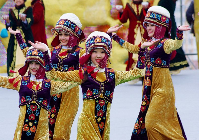 Tancerze Nowruz w Astanie w Kazachstanie.