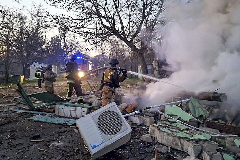 İtfaiyeciler, Odessa'daki Rus saldırısının ardından bir depoda çıkan yangını söndürdü, 21 Mart 2025.