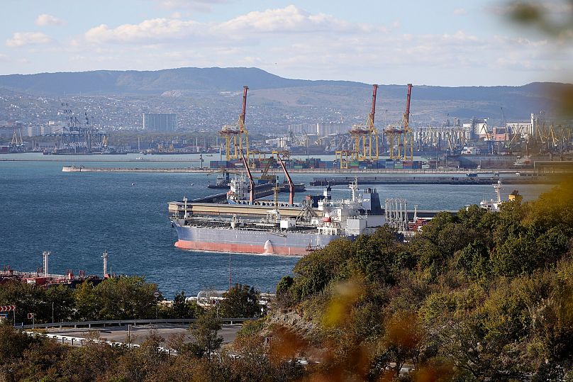 Un pétrolier est amarré au complexe Sheskharis, à Novorossiïsk, l'une des plus grandes installations pour les produits pétroliers dans le sud de la Russie, le 11 octobre 2022