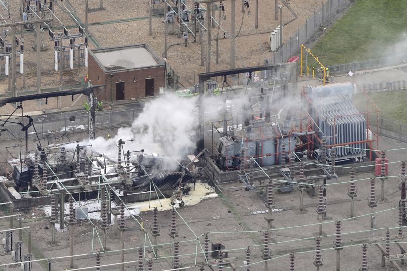 Incêndio que obrigou a encerrar o aeroporto de Heathrow, na subestação elétrica de North Hyde 