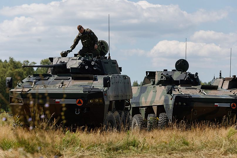 Un militaire polonais sur un véhicule blindé avant la conférence de presse du ministre polonais de la Défense, Mariusz Blaszczak, à Jarylowka, en Pologne, le 12 août 2023