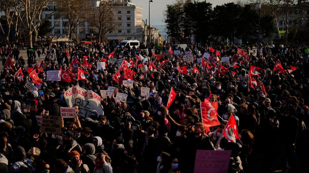 Τουρκία: Η αντιπολίτευση καλεί σε ειρηνικές διαδηλώσεις παρά την απαγόρευση από τις αρχές