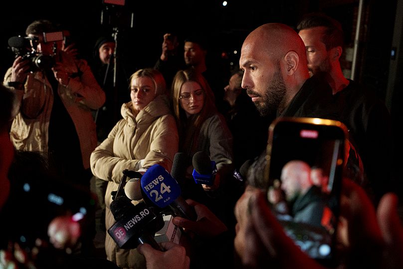 Andrew Tate, po lewej, rozmawia z mediami obok swojego brata Tristana, po powrocie ze Stanów Zjednoczonych, przed swoim domem na obrzeżach Bukaresztu, Rumunia