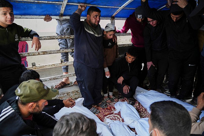 مشيعون يحملون جثامين أفراد عائلة المشهراوي الذين قُتلوا في غارة جوية إسرائيلية أصابت منزلهم في المستشفى الأهلي في مدينة غزة يوم السبت 22 مارس/آذار 2025