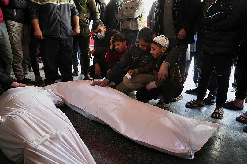 فلسطينيون يشيعون جثامين أفراد عائلة المشهراوي الذين قُتلوا في غارة جوية إسرائيلية أصابت منزلهم في المستشفى الأهلي في مدينة غزة يوم السبت 22 مارس 2025
