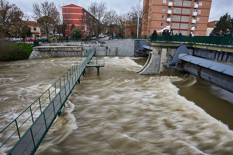 Rzeka Manzanares przepływa przez Madryt po ulewnych deszczach, Hiszpania, piątek, 21 marca 2025 r.