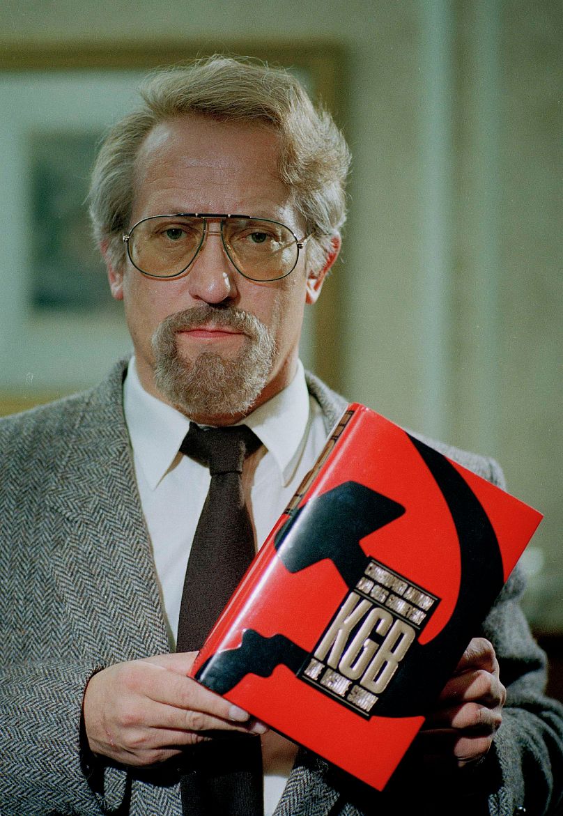 Oleg Gordievsky tient un exemplaire du livre qu'il a co-écrit avec Andrew Christopher, « KGB : The Inside Story », octobre 1990, à Londres.
