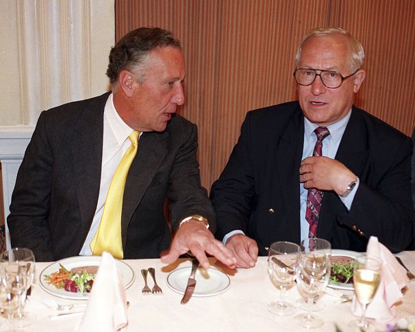 Bestsellerautor Frederick Forsyth (links) mit Oleg Gordijewski. Foyle's Literary, London. 23. April 1997