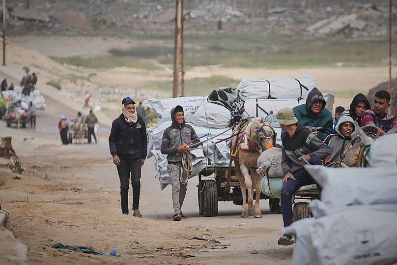 نازحون فلسطينيون يحملون أمتعتهم وأغراضهم الشخصية أثناء تنقلهم بين جنوب قطاع غزة وشماله، وذلك بعد تجدد الهجمات الإسرائيلية على القطاع. الجمعة 21 مارس/آذار 2025