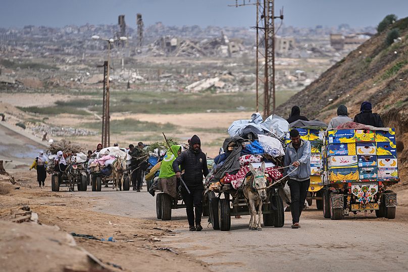نازحون فلسطينيون يحملون أمتعتهم وأغراضهم الشخصية أثناء تنقلهم بين جنوب قطاع غزة وشماله، وذلك بعد تجدد الهجمات الإسرائيلية على القطاع، الجمعة 21 مارس/آذار 2025