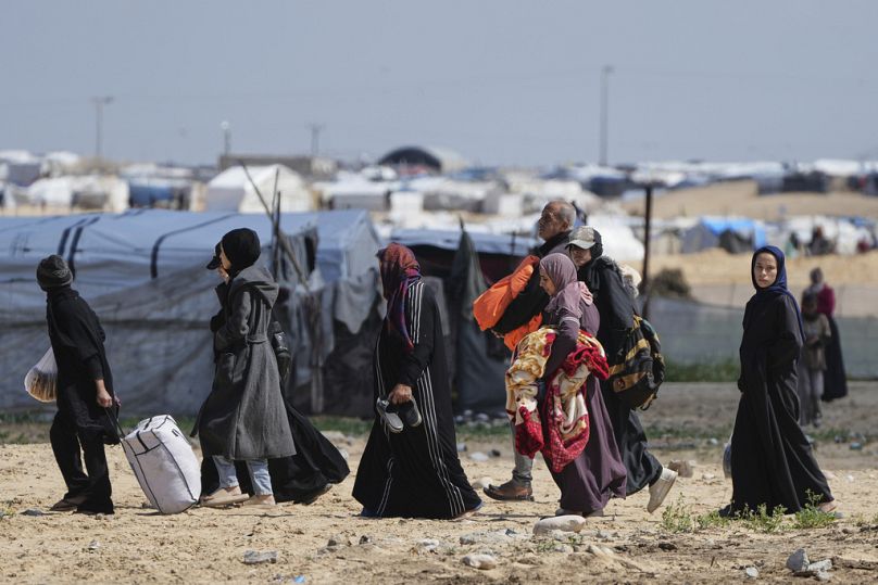 Wysiedleni Palestyńczycy, którzy uciekli z Rafah podczas izraelskich operacji wojskowych po wznowieniu izraelskiej ofensywy w Strefie Gazy, przybywają do Khan Younis