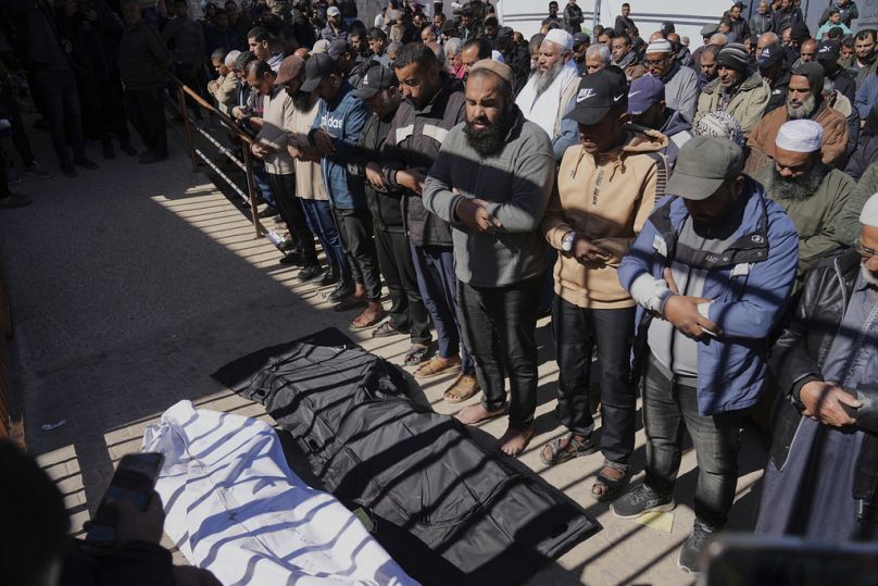 جثث الفلسطينيين الذين قتلوا في القصف الإسرائيلي على قطاع غزة أثناء نقلهم للدفن في مستشفى ناصر في خان يونس، الأحد 23 مارس 2025.