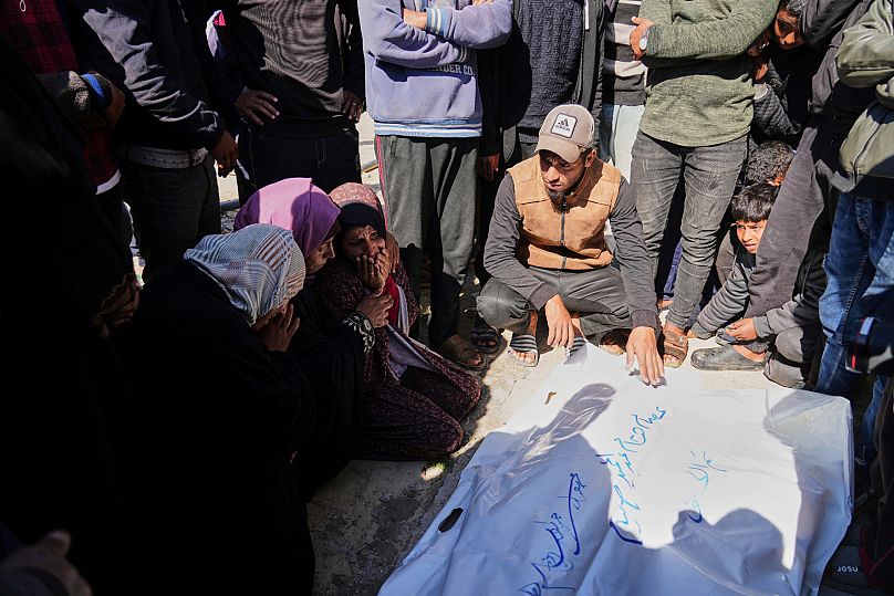 مشيعون حول جثامين الفلسطينيين الذين قتلوا في القصف الإسرائيلي على قطاع غزة أثناء نقلهم للدفن في مستشفى ناصر في خان يونس، الأحد، 23 مارس/آذار 2025