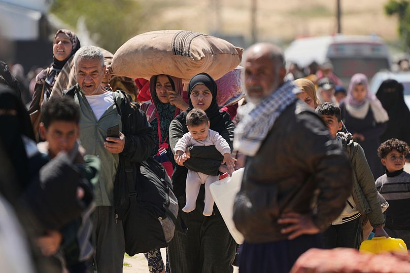 نازحون فلسطينيون يفرون من رفح وسط العمليات العسكرية الإسرائيلية المستمرة في أعقاب تجدد الهجوم الإسرائيلي على قطاع غزة، يصلون إلى خان يونس في غزة يوم الأحد 23 مارس/آذار 2025