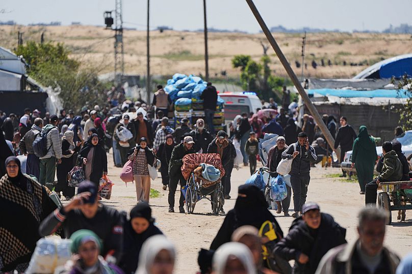 نازحون فلسطينيون يفرون من رفح وسط العمليات العسكرية الإسرائيلية المستمرة في أعقاب تجدد الهجوم الإسرائيلي على قطاع غزة، يصلون إلى خان يونس في غزة يوم الأحد 23 مارس/آذار 2025
