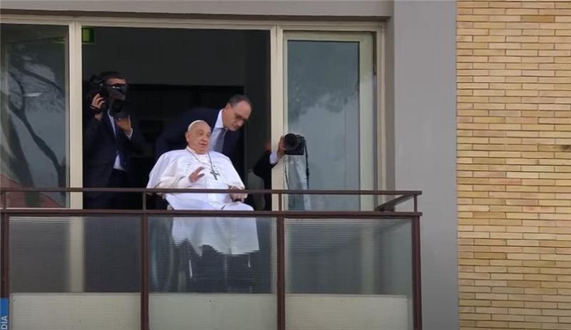 Papa Francisco abençoa fiéis da janela do Hospital onde vai ter alta