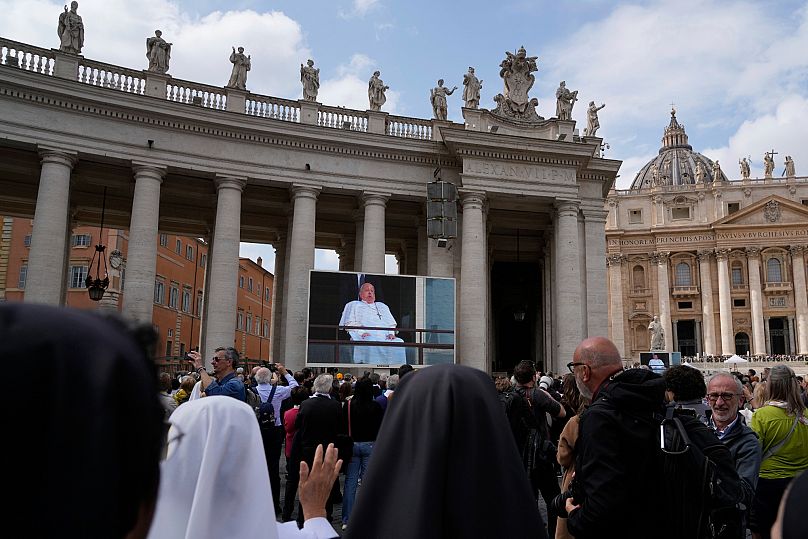 Monjas y fieles se reunieron en la Plaza de San Pedro del Vaticano para seguir en pantallas gigantes una transmisión en vivo desde el policlínico Agostino Gemelli de Roma.