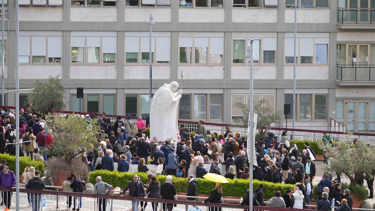 بعد إقامة دامت 38 يومًا.. البابا فرنسيس يغادر مستشفى جيميلي بروما