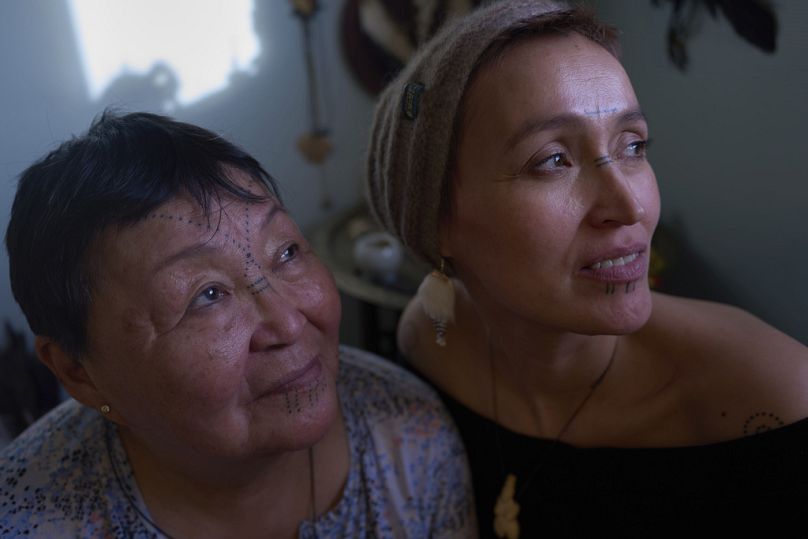 أم وابنتها، تيريسي سانيمويناك بيدرسن، إلى اليسار، وأفياجا راكيل سانيمويناك، وهما ترتديان وشم الإنويت على وجهيهما، في نوك، غرينلاند، يوم الأربعاء، 19 فبراير/شباط 2025.