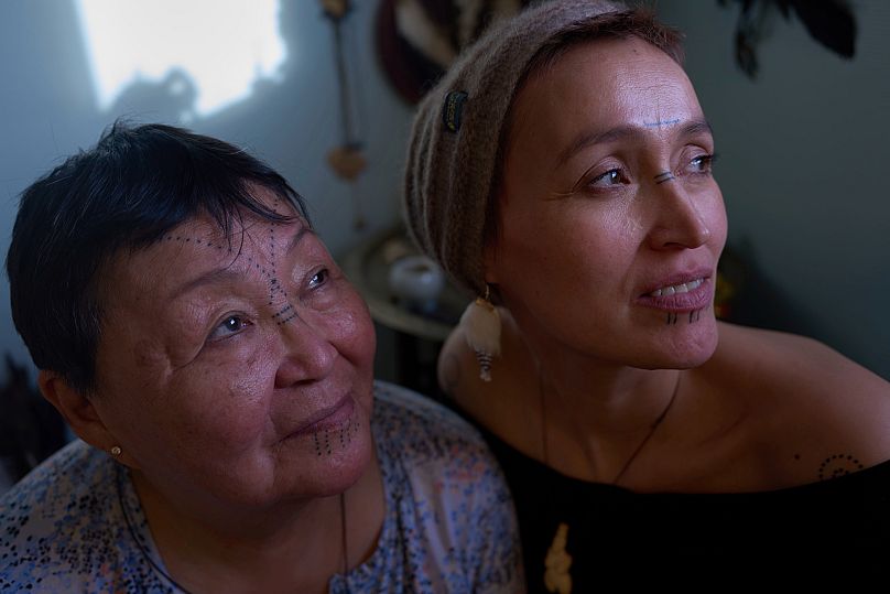 Matka i córka szamanki, Therecie Sanimuinaq Pedersen (po lewej) oraz Aviaja Rakel Sanimuinaq, noszące tatuaże twarzy Inuitów.