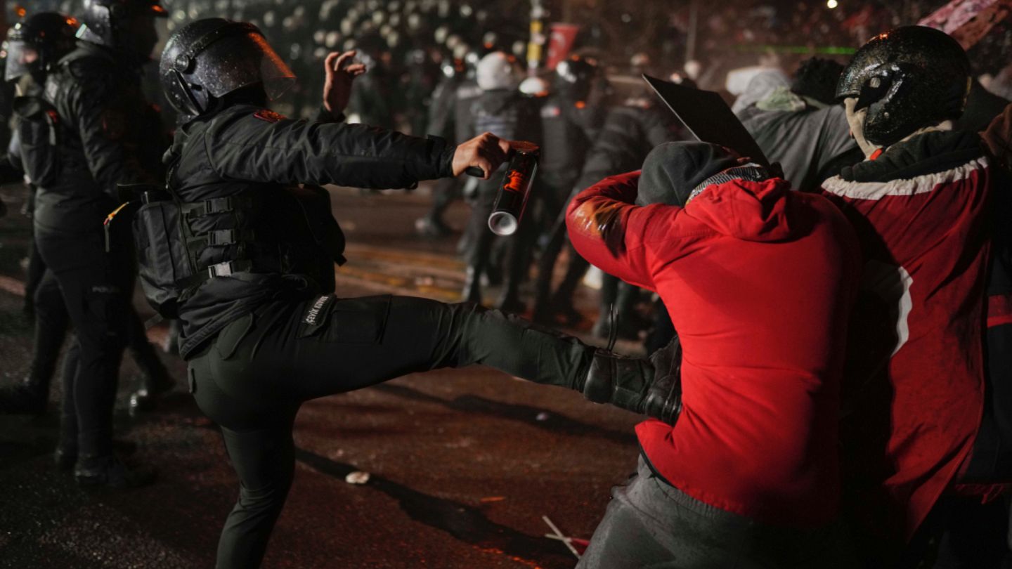 Turquía detiene a varios periodistas mientras las protestas contra İmamoglu  sacuden el país | Euronews