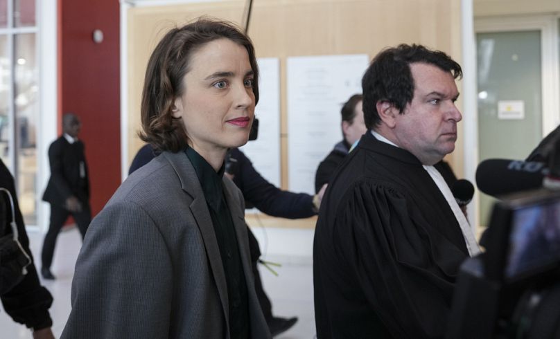 Adele Haenel opuszcza budynek sądu, po wyroku na reżysera Christophe'a Ruggia, który został uznany winnym napaści seksualnej na nią, gdy była nastolatką