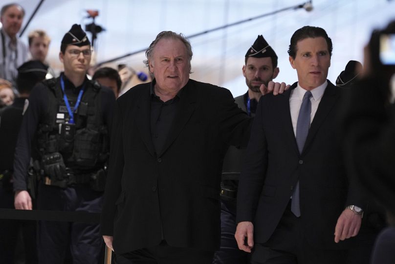 Gerard Depardieu i jego adwokat Jeremie Assous w drodze do sądu, 24.03.2025