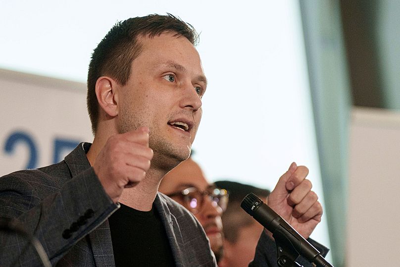 Jens-Frederik Nielsen, leader du parti Demokraatit, participe à un débat télévisé avant les élections à Nuuk, au Groenland, le samedi 8 mars 2025.