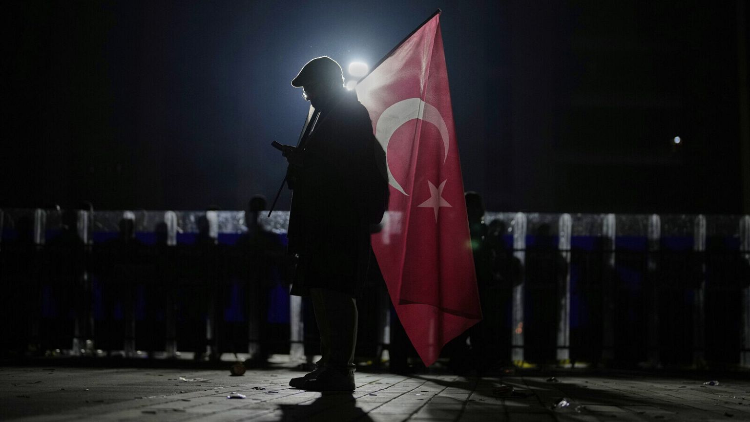Un manifestante con una bandiera turca dopo una protesta del sindaco di Istanbul Ekrem Imamoglu, Istanbul, Turchia