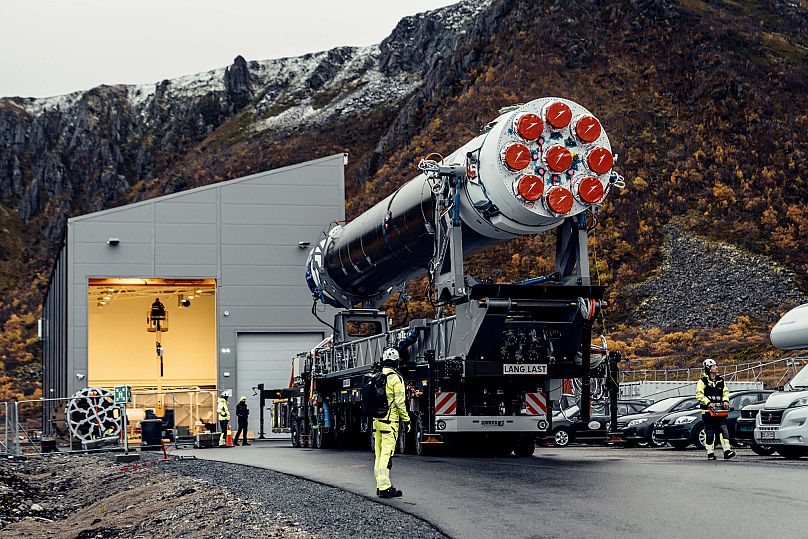Na zdjęciu dostarczonym przez Isar Aerospace, Photo Wingmen Media, pierwszy stopień rakiety nośnej Isar Aerospace „Spectrum” w Andoya Spaceport w Nordmela, marzec 2025