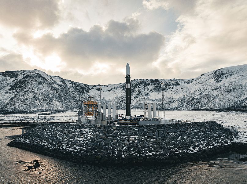Na zdjęciu dostarczonym przez Isar Aerospace, Photo Wingmen Media, „Spectrum” stoi na platformie startowej. 