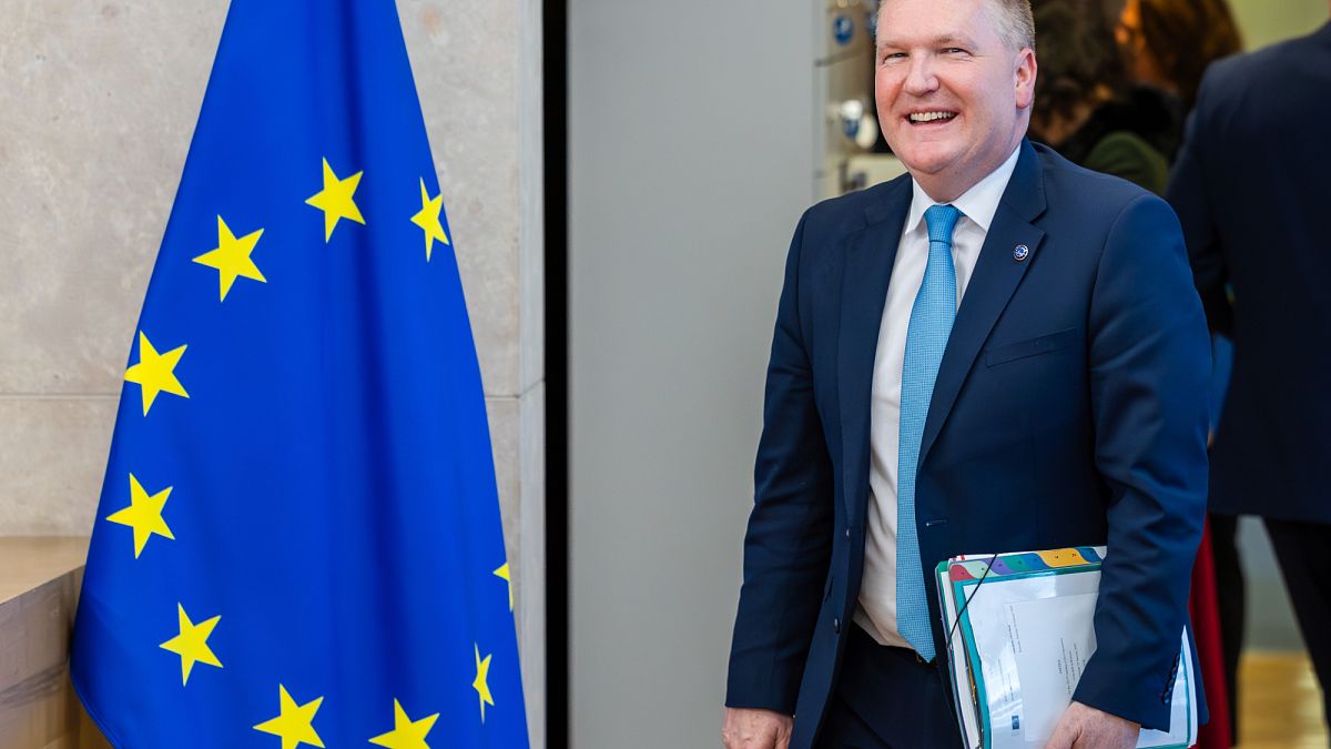 Magyarországra jön egy EU-s biztos, "poloskákkal" is találkozik