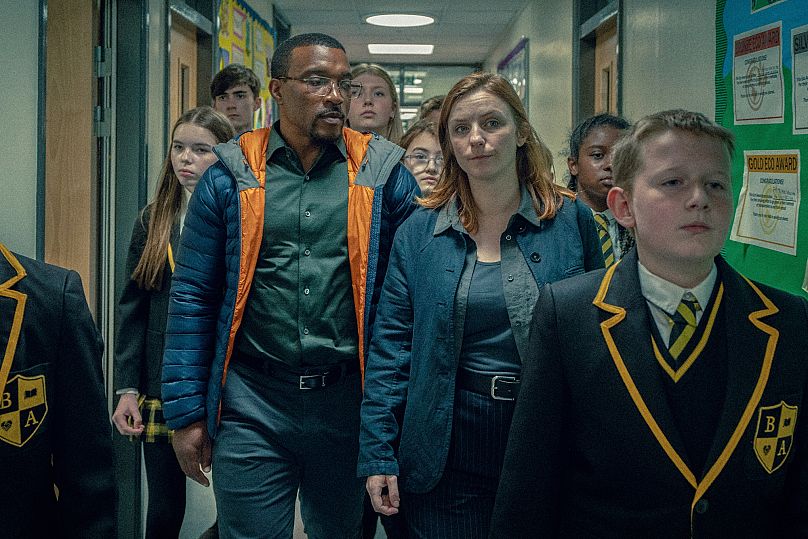 Na tym zdjęciu opublikowanym przez Netflix widać Ashley Walters (na środku po lewej) i Faye Marsay (na środku po prawej) w scenie z serialu „Dojrzewanie”.