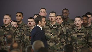 DOSSIER - Le président français Emmanuel Macron quitte la base navale de Cherbourg, en Normandie, après son discours du Nouvel An aux armées, vendredi 19 janvier 2024.