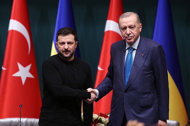 Le président turc Recep Tayyip Erdoğan serre la main du président ukrainien Volodymyr Zelensky au palais présidentiel d'Ankara, en Turquie, le mardi 18 février 2025.