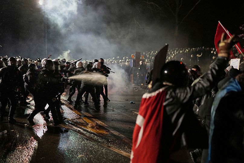 Des policiers affrontent des manifestants lors d'une manifestation après l'arrestation d'Ekrem İmamoğlu, à Istanbul, en Turquie, le dimanche 23 mars 2025.