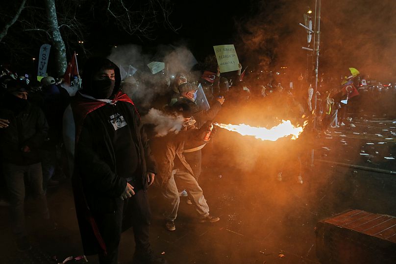 Protestujący atakuje ogniem funkcjonariuszy policji podczas protestu po aresztowaniu i uwięzieniu burmistrza Stambułu Ekrema İmamoğlu.