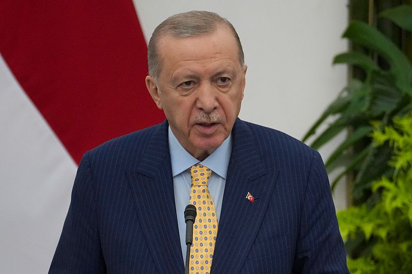Prezydent Turcji Recep Tayyip Erdogan przemawia podczas wspólnej konferencji prasowej z prezydentem Indonezji Prabowo Subianto.